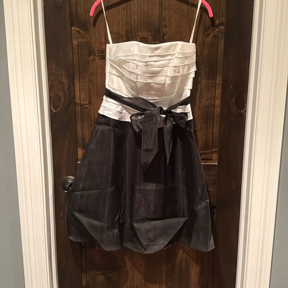 NWT White House Black Market chiffon black and white ruffle tie waist dress sz 4